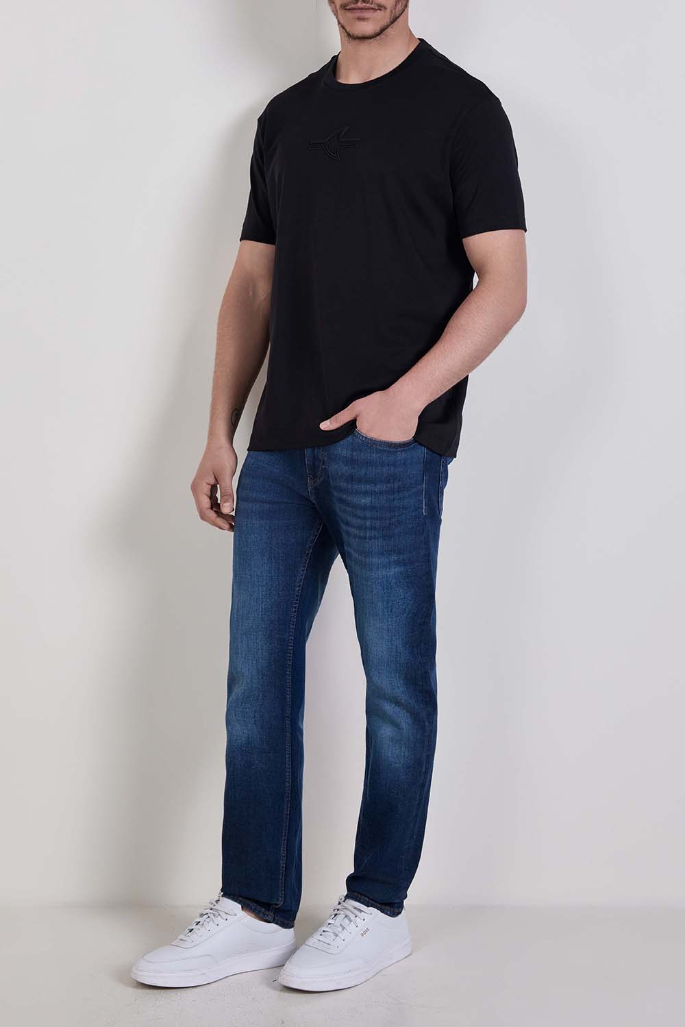 תמונת כל הלוק של חולצת טי